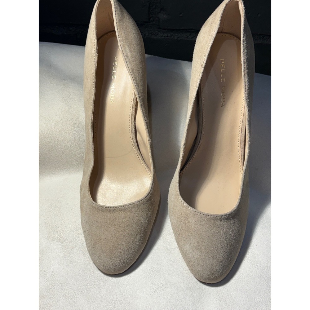 Pelle Moda Womens Beige Suede Block Heel Round Toe Pumps Size 9.5M
